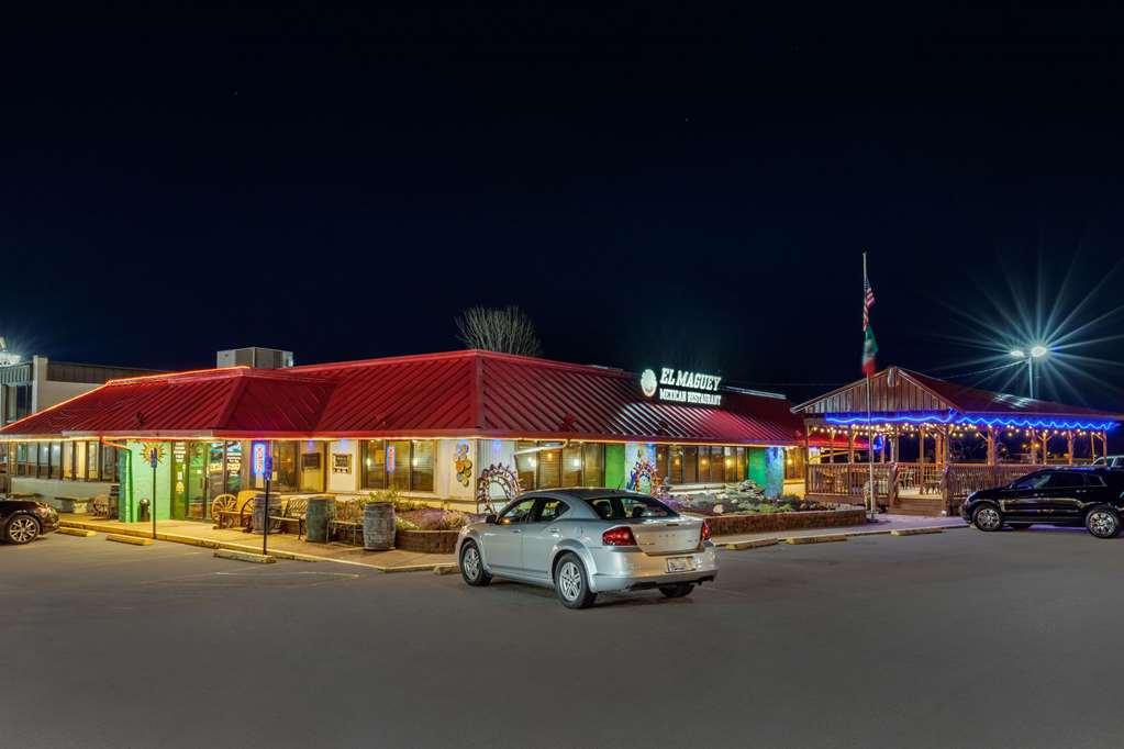 Vettecity Hotel بولينغ غرين المطعم الصورة